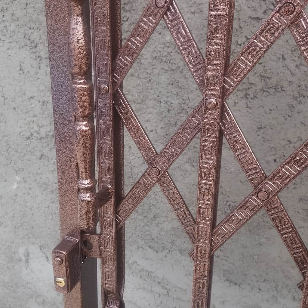 نصب درب آکاردئونی حفاظ خانه سه گل در کاشان