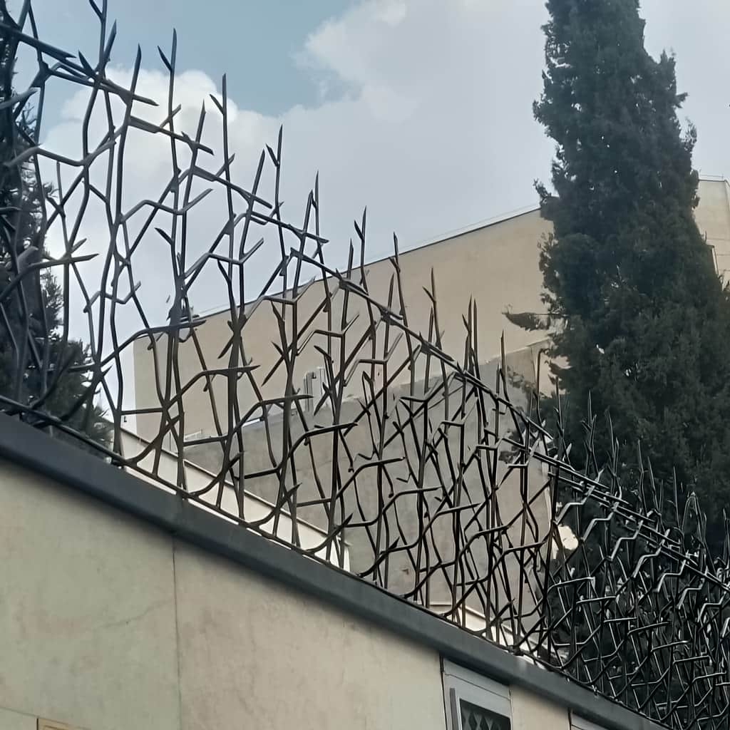 خرید حفاظ شاخ گوزنی برای امنیت بیشتر دیوار ساختمان