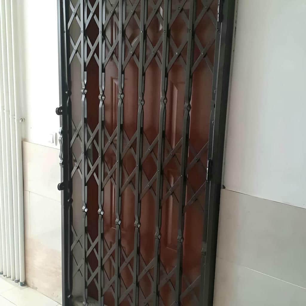 درب آکاردئونی حفاظ خانه در بابل
