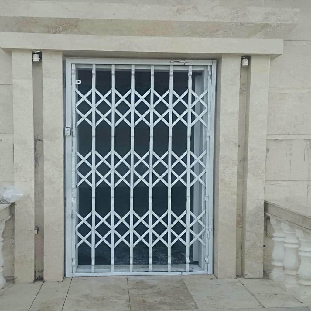 درب آکاردئونی حفاظ خانه در سیرجان