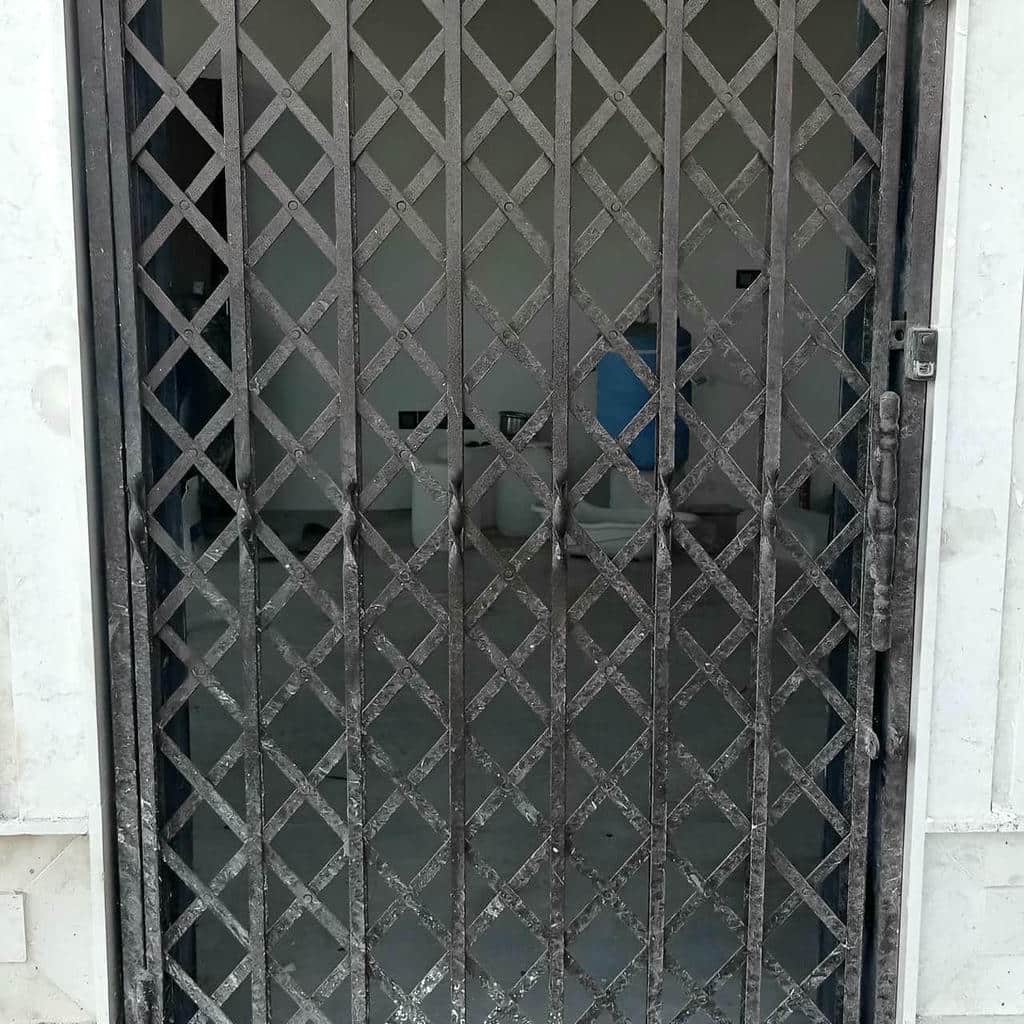 درب آکاردئونی حفاظ خانه در اهواز