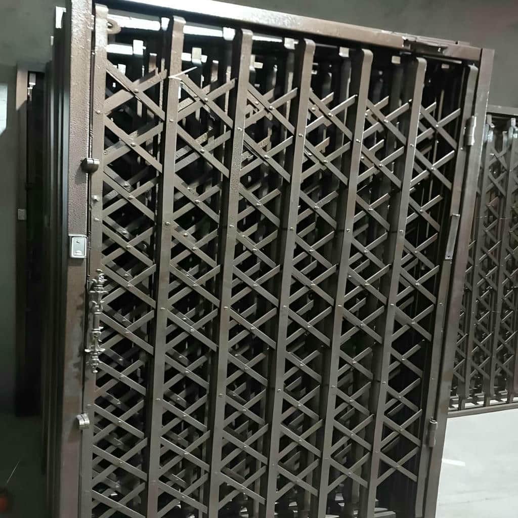 نصب درب آکاردئونی حفاظ خانه چهارگل در قم