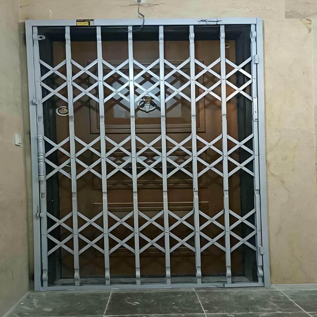درب آکاردئونی حفاظ در بندر انزلی