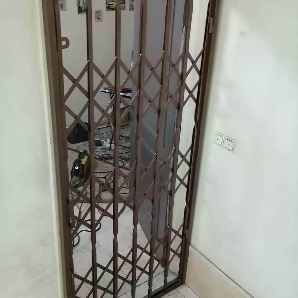 درب آکاردئونی حفاظ خانه در بیرجند