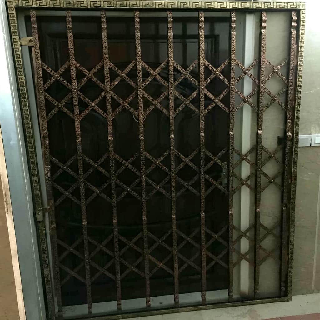 نصب درب آکاردئونی حفاظ خانه چهارگل در زاهدان