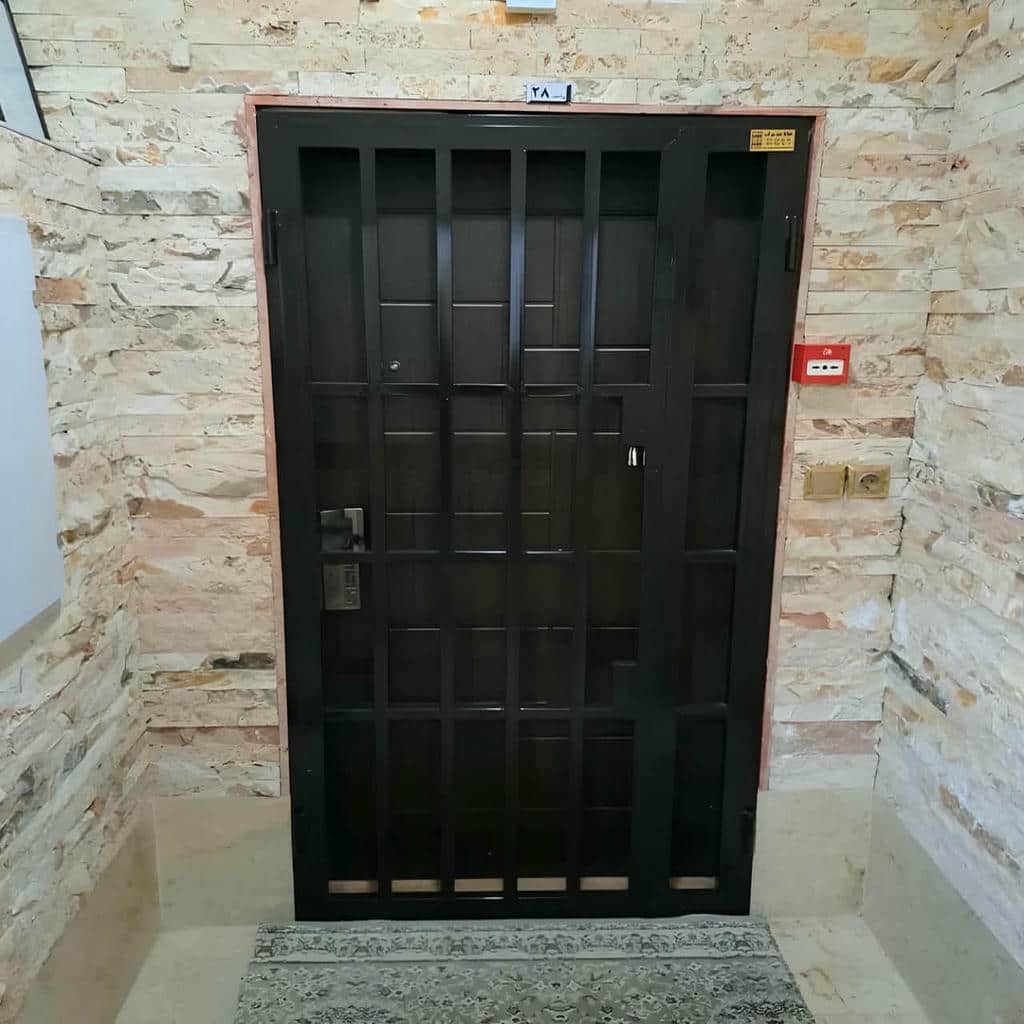 درب آکاردئونی حفاظ خانه در سمنان