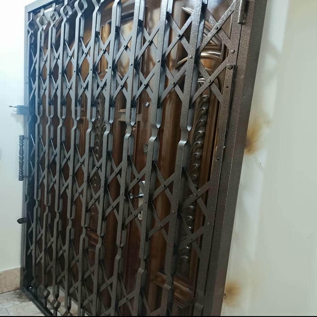 درب آکاردئونی حفاظ خانه در شیراز
