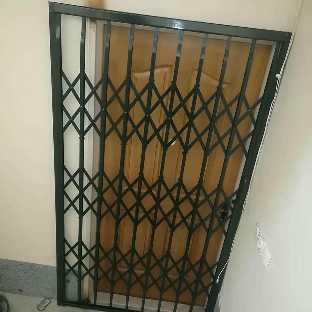 حفاظ پنجره بازشو با بازشدن روان برای نظافت