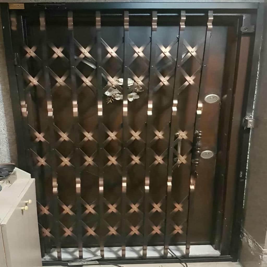 درب آکاردئونی حفاظ خانه در اصفهان