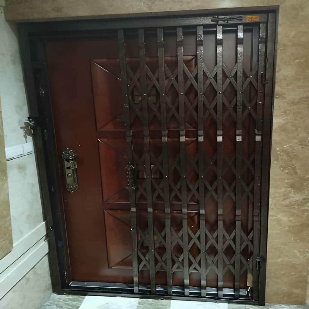 درب آکاردئونی حفاظ خانه در گنبدکاووس