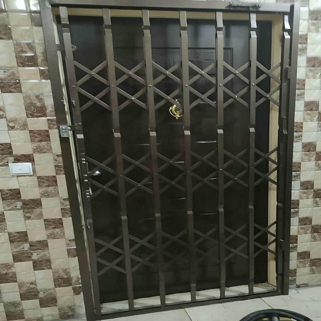 نصب درب آکاردئونی حفاظ خانه چهارگل در لواسان