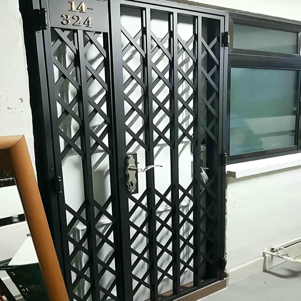 درب آکاردئونی حفاظ خانه در مریوان