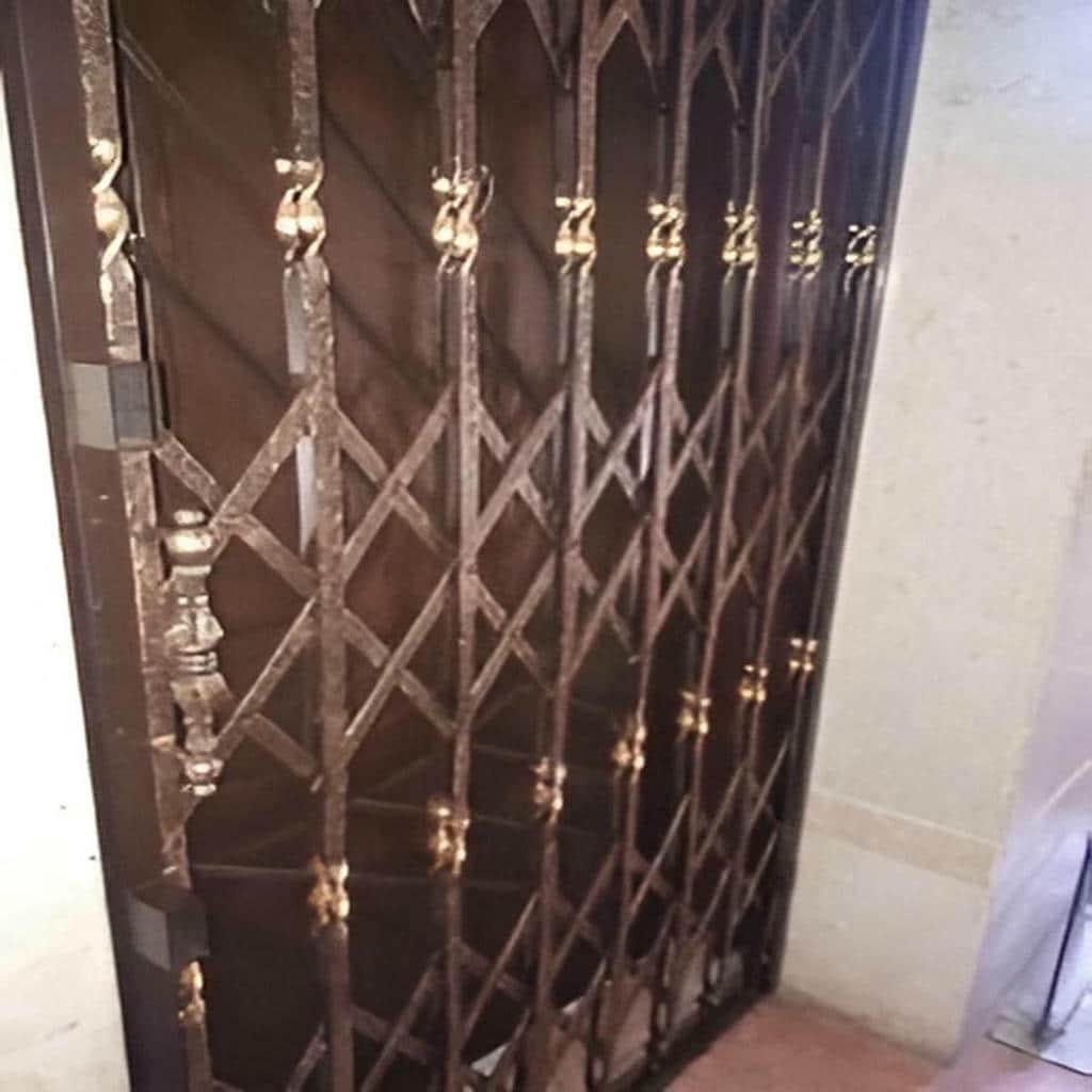 درب آکاردئونی حفاظ خانه در مشهد