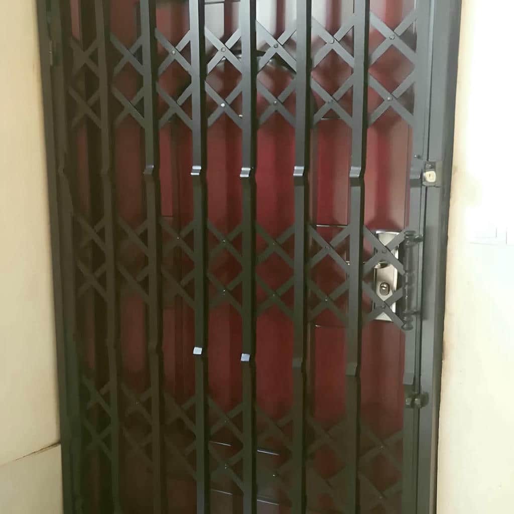 نصب درب آکاردئونی حفاظ خانه چهارگل در اصفهان