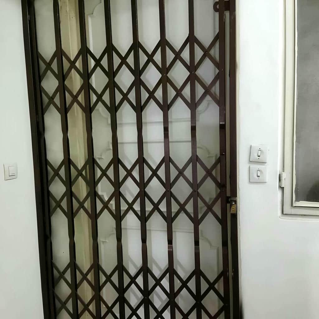 درب آکاردئونی با شاسی محکم و اتصالات دقیق