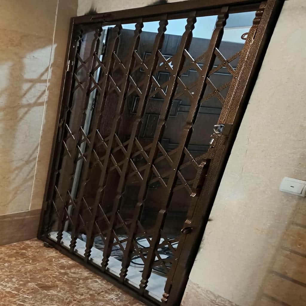 درب آکاردئونی حفاظ خانه در فیروزکوه