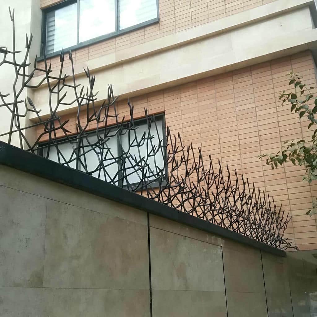 حفاظ شاخ گوزنی نصب شده روی دیوار ساختمان