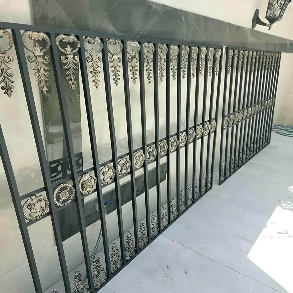 حفاظ پنجره فرفورژه با برش ظریف و فرم خاص
