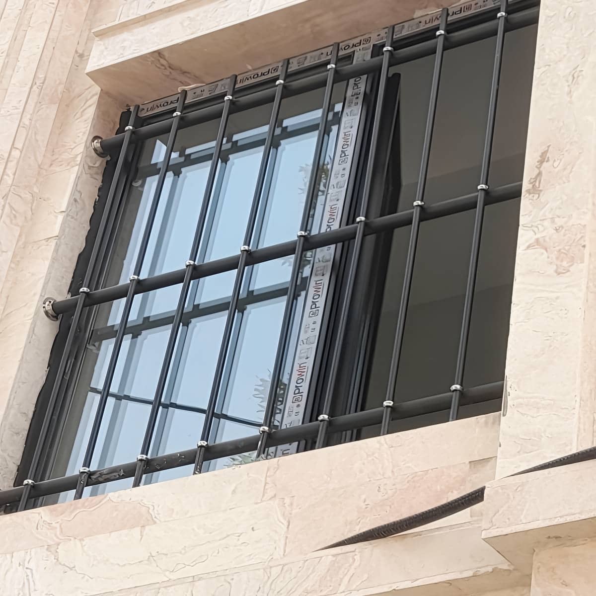 حفاظ پنجره فلزی در استان گیلان
