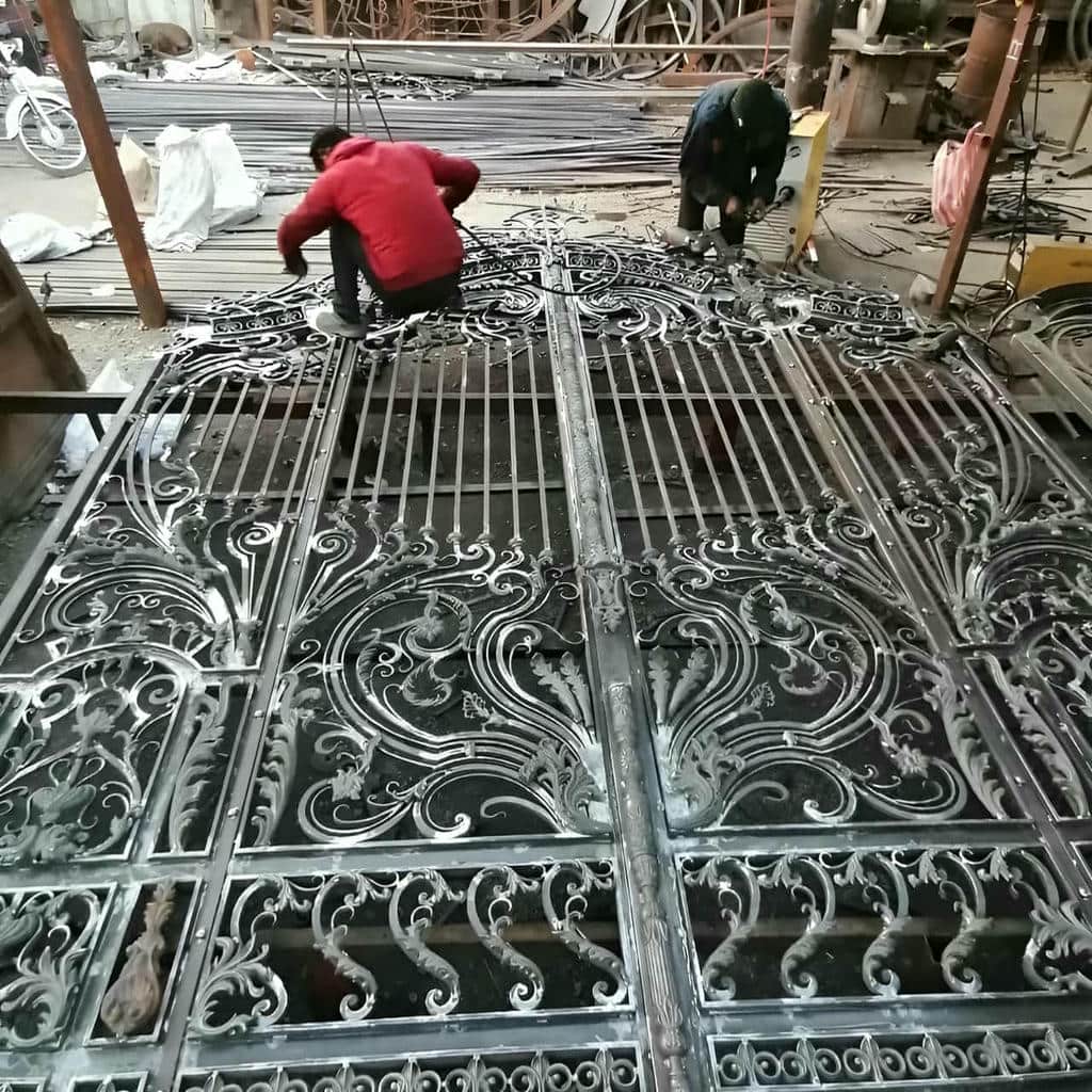 نصب درب حیاط فرفورژه فلزی ساده در استان مازندران