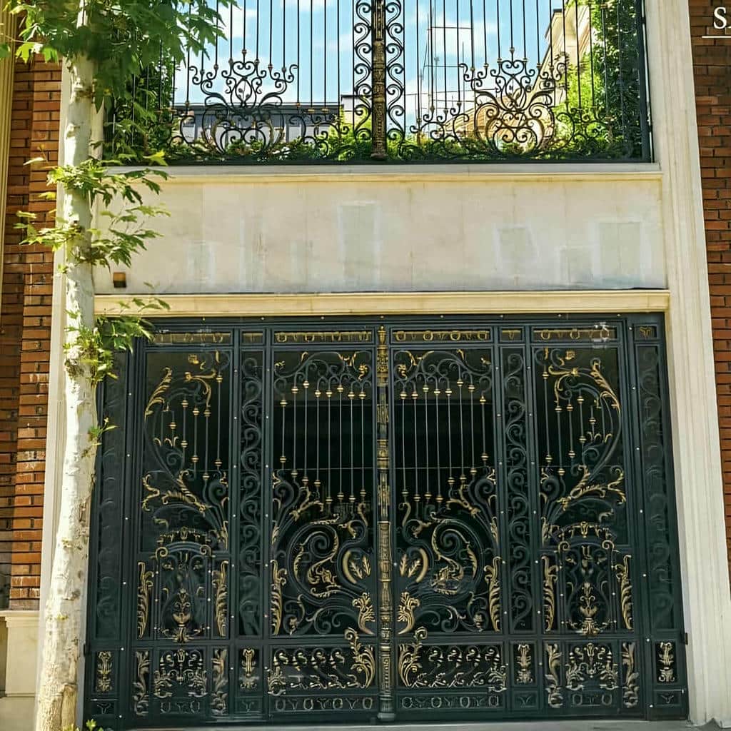 درب حیاط در پردیس