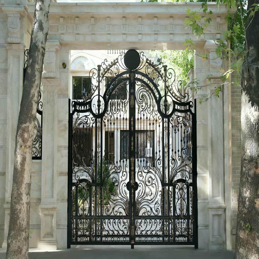 درب حیاط فرفورژه در زاهدان