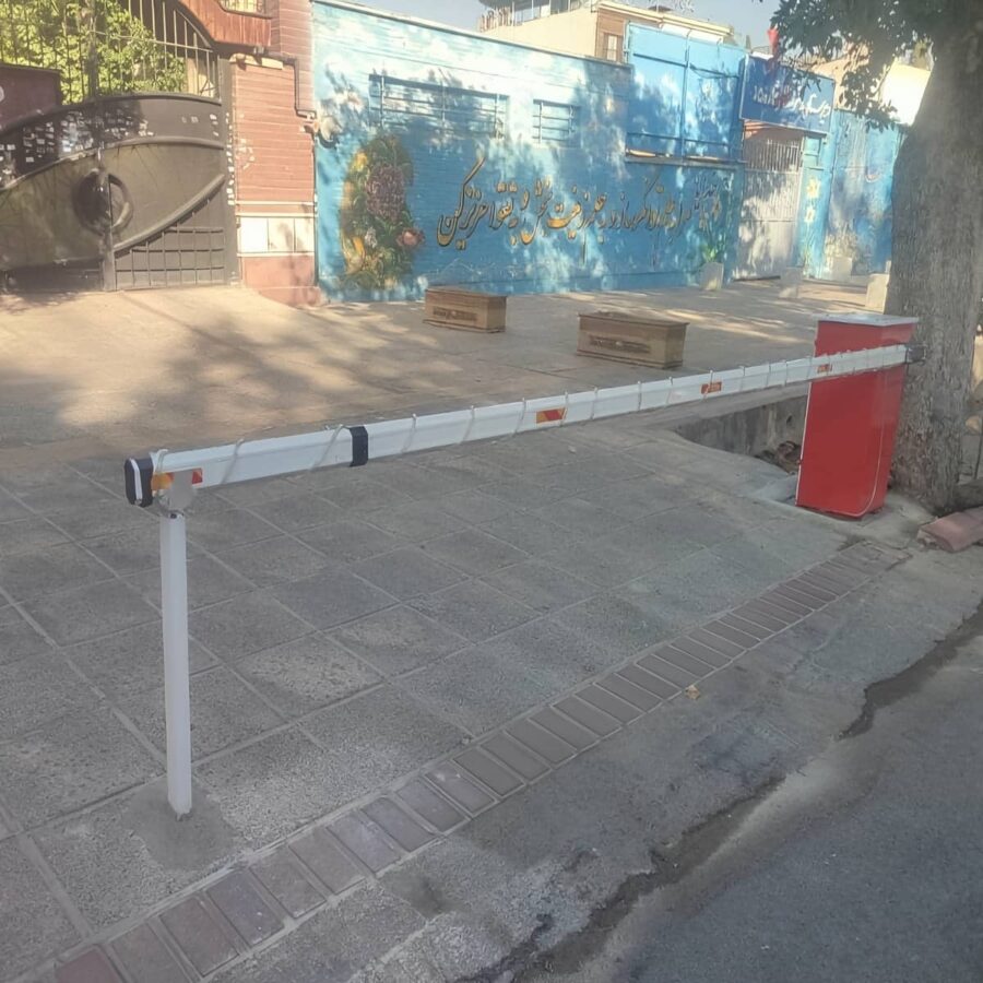 راهبند پارکینگ با زنجیر محدودکننده مسیر