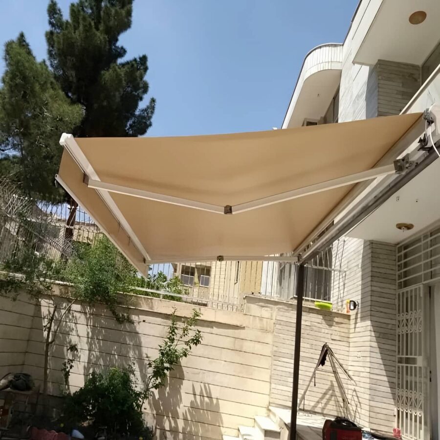 سایبان برقی تجاری با نصب تراز روی نمای فروشگاه