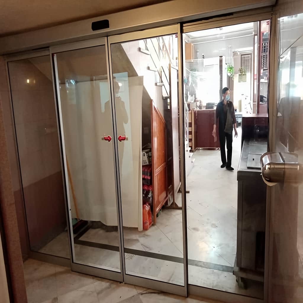 اجرای درب اتوماتیک ورودی مجتمع پرتردد