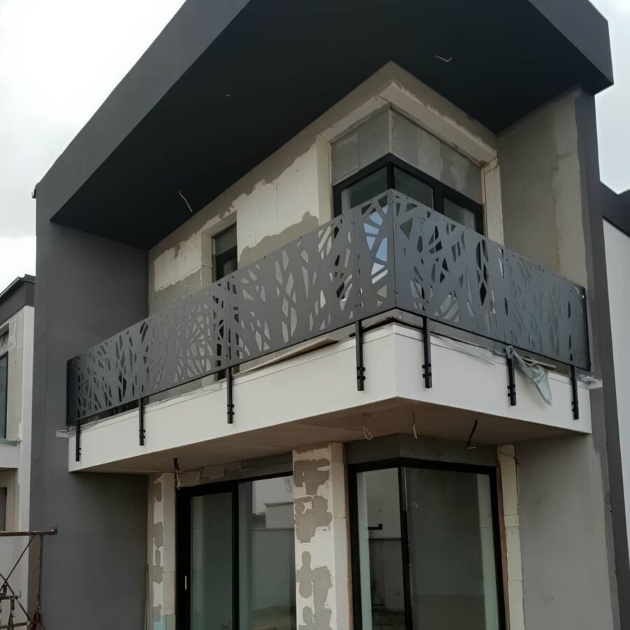 نرده سی ان سی ایمن بالکن با ضخامت ورق مناسب