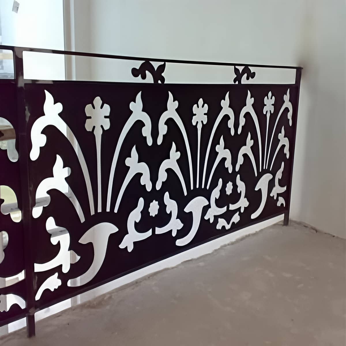 نرده سی ان سی دکوراتیو حیاط با فریم محکم محوطه