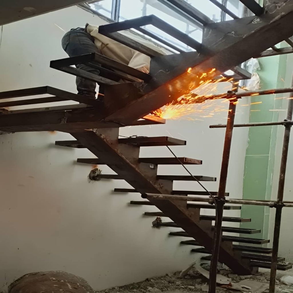 پله آهنی و فلزی با شاسی مقاوم