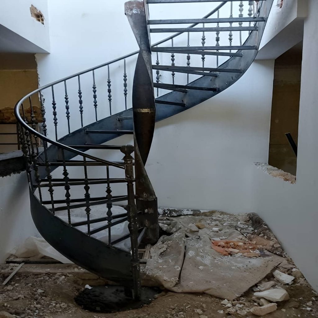 ساخت پله آهنی با کف پله ضدلغزش