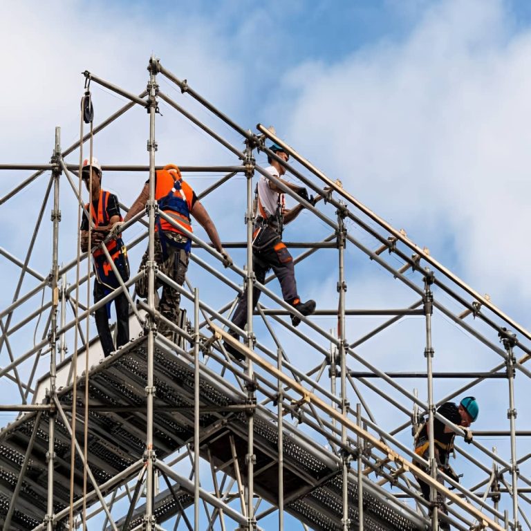 داربست مراکز مذهبی تاریخی و فرهنگی برای مرمت بنا