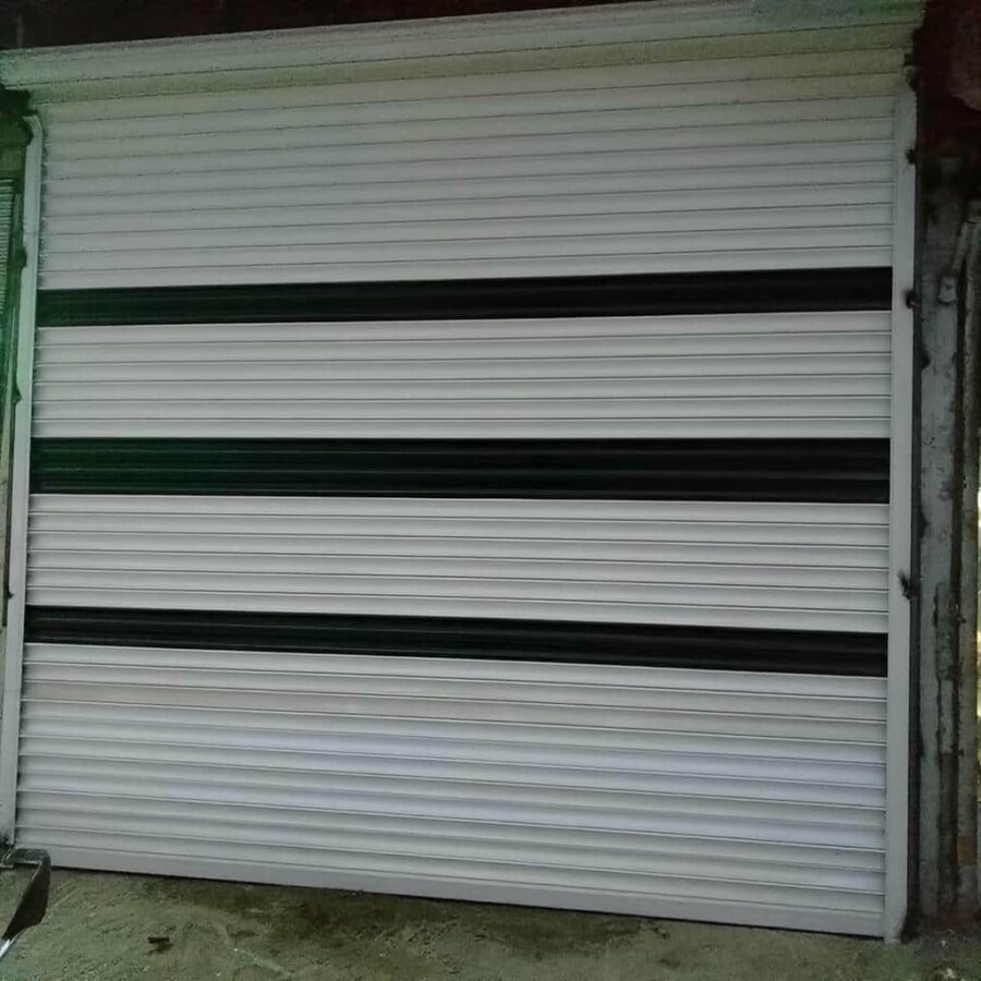 کرکره برقی مغازه با ریل تراز کنار ورودی