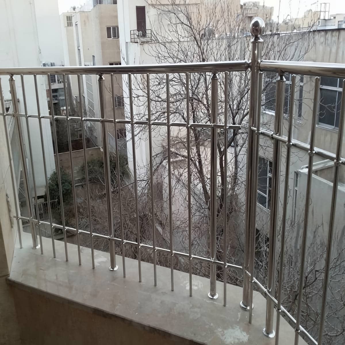 نرده استیل ضدزنگ تراس با اتصال مقاوم روی کف سنگی نرده استیل ضدزنگ تراس با اتصال مقاوم روی کف سنگی