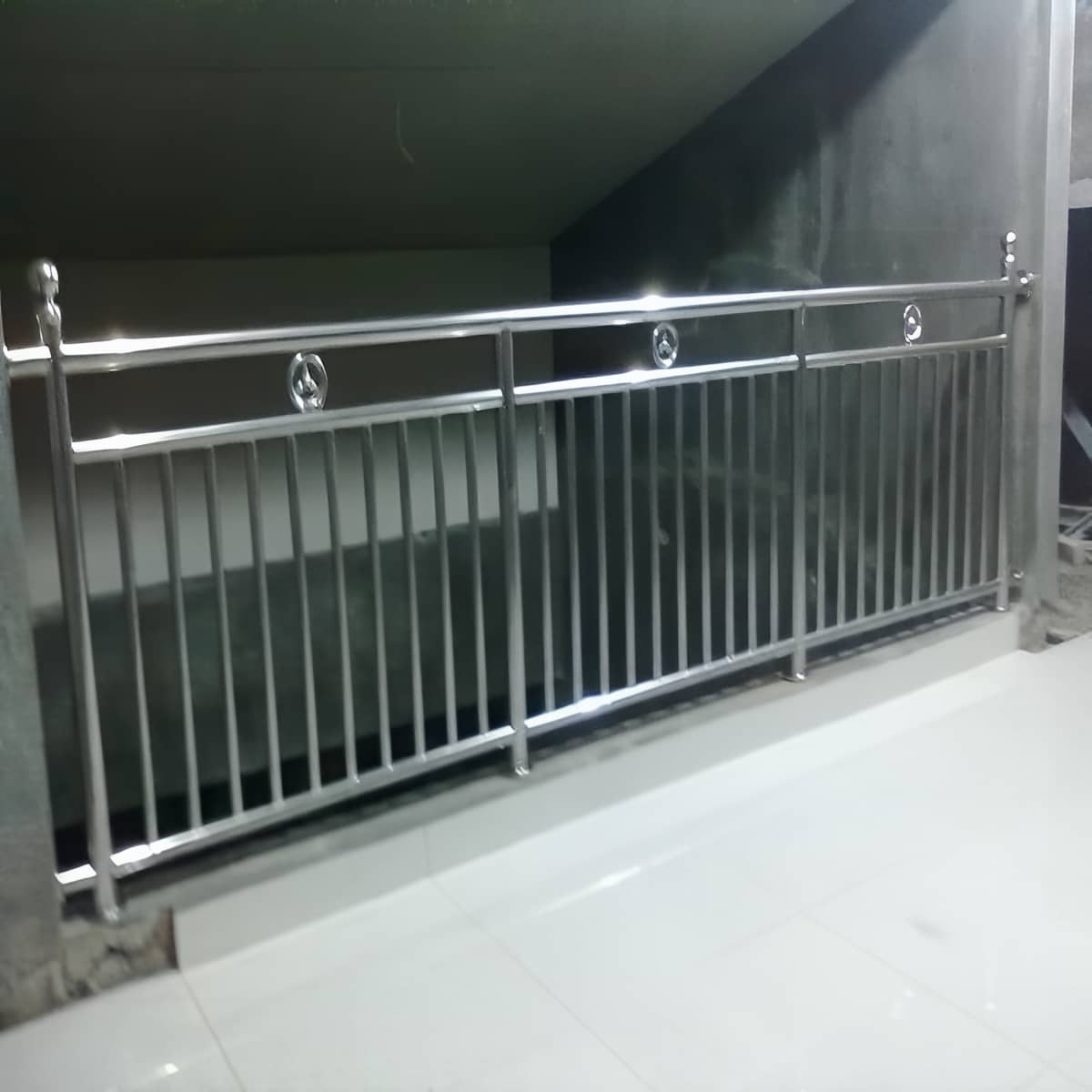 نرده استیل ضدزنگ تراس با دستگیره براق و سطح صیقلی نرده استیل ضدزنگ تراس با دستگیره براق و سطح صیقلی