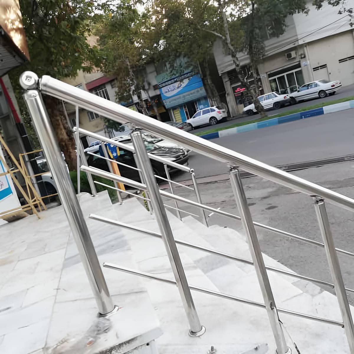 نرده استیل ضدزنگ تراس با اجرای افقی و خطوط منظم نرده استیل ضدزنگ تراس با اجرای افقی و خطوط منظم