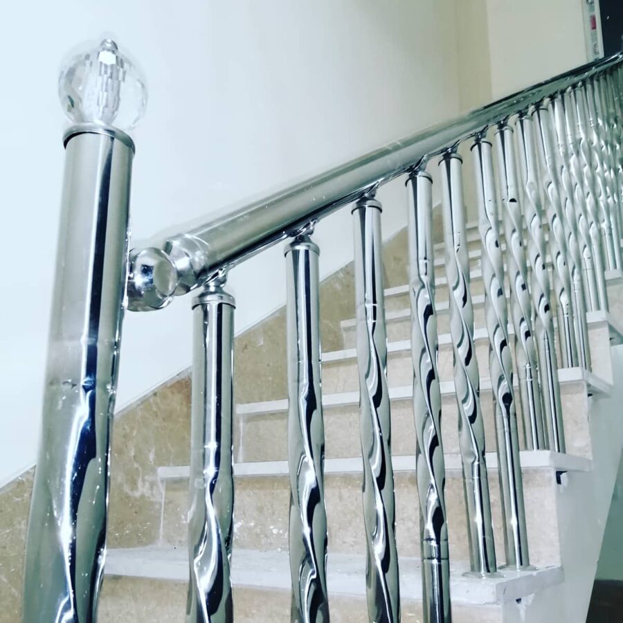 نرده ترکیبی استیل و شیشه سکوریت با هندریل براق و خوش دست