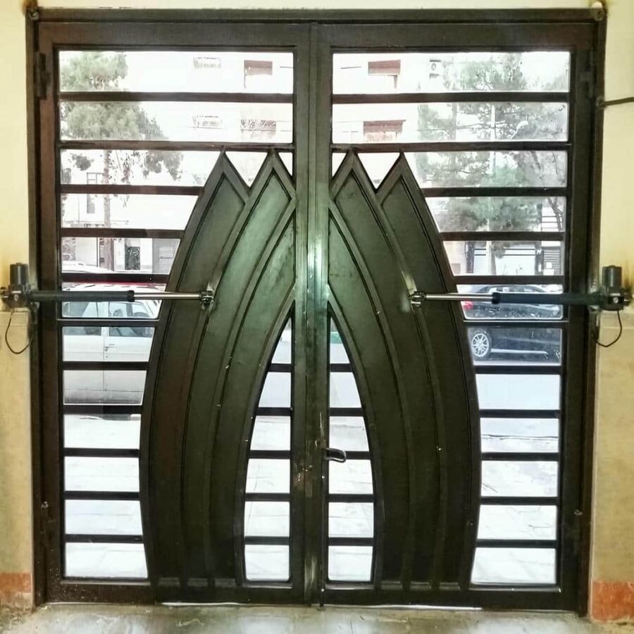 جک درب برقی پارکینگ با بازوی نصب شده روی درب لولایی
