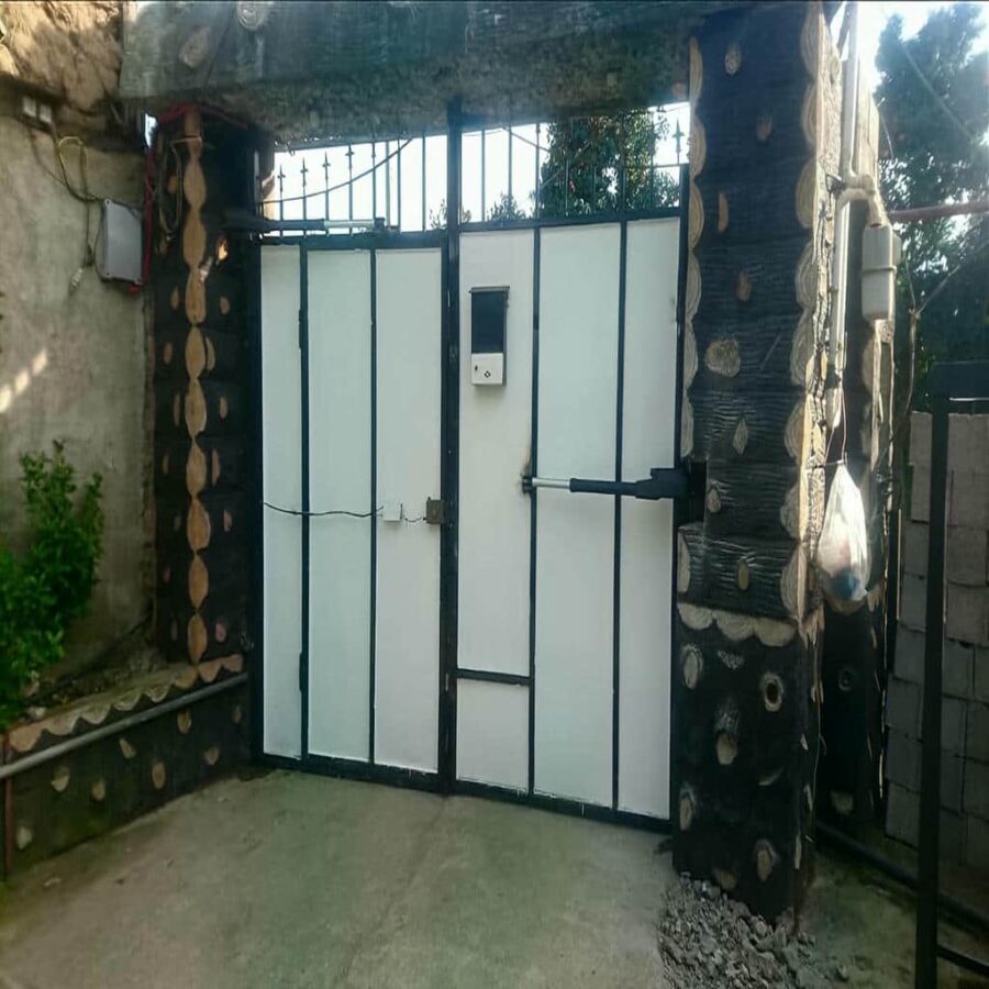 جک درب پارکینگی با فتوسل ایمنی کنار ورودی