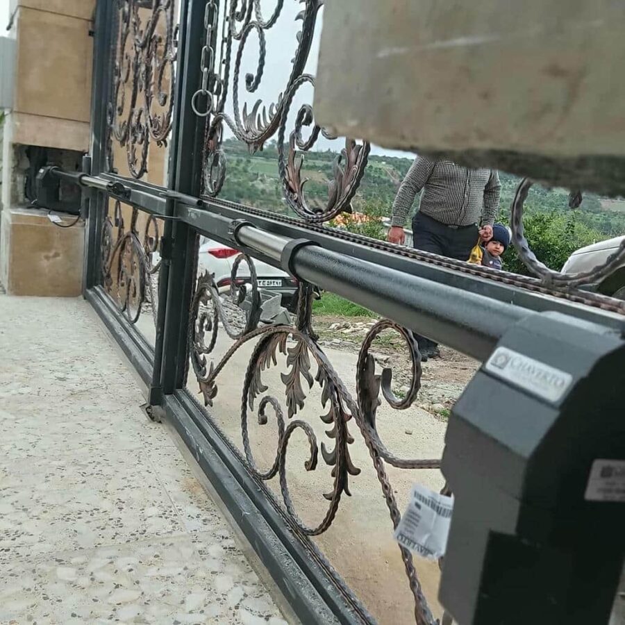 جک درب پارکینگ با بازوی متصل به لنگه درب