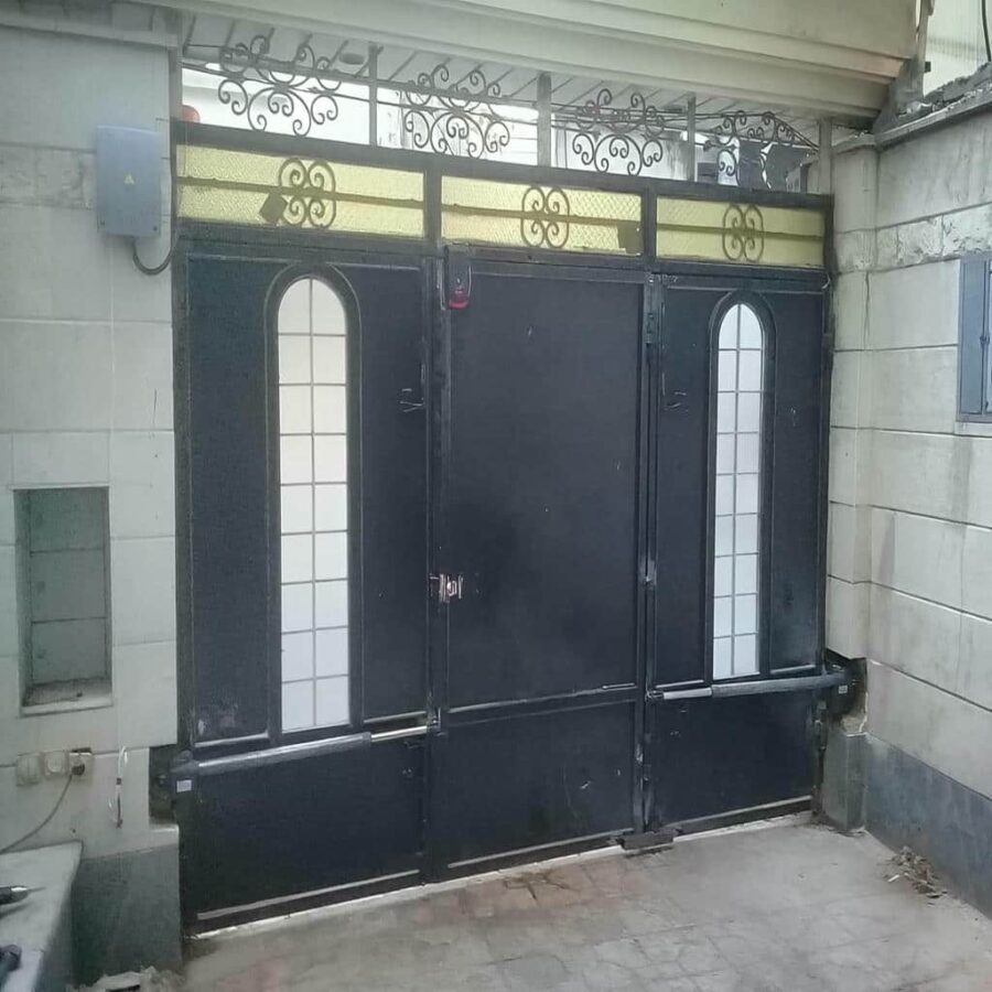 جک پارکینگی با بازوی نصب شده روی درب لولایی