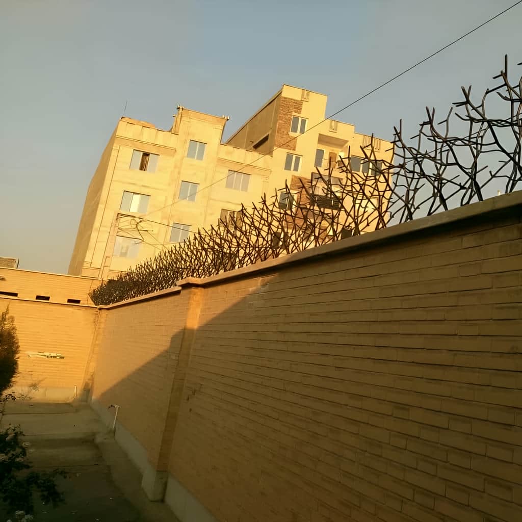 خدمات نصب حفاظ خمکاری شده روی دیوار