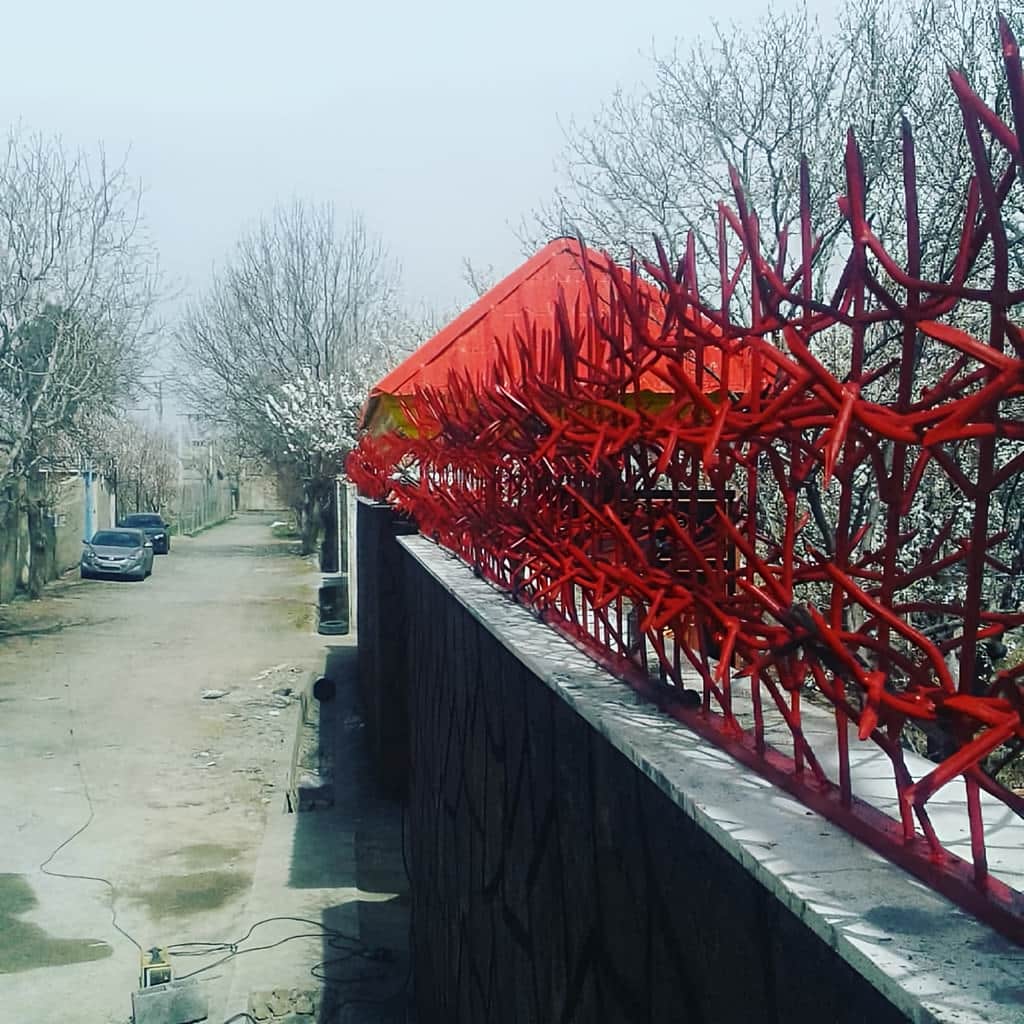 نصب حفاظ پرتراکم خمکاری شده روی سنگ درپوش