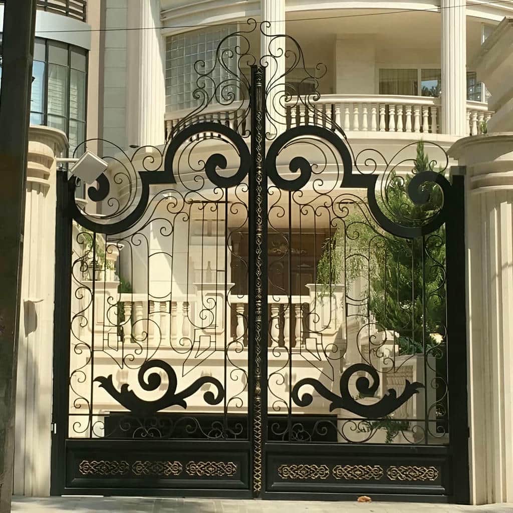 اجرای درب حیاط شاسی سنگین با یراق‌آلات مناسب