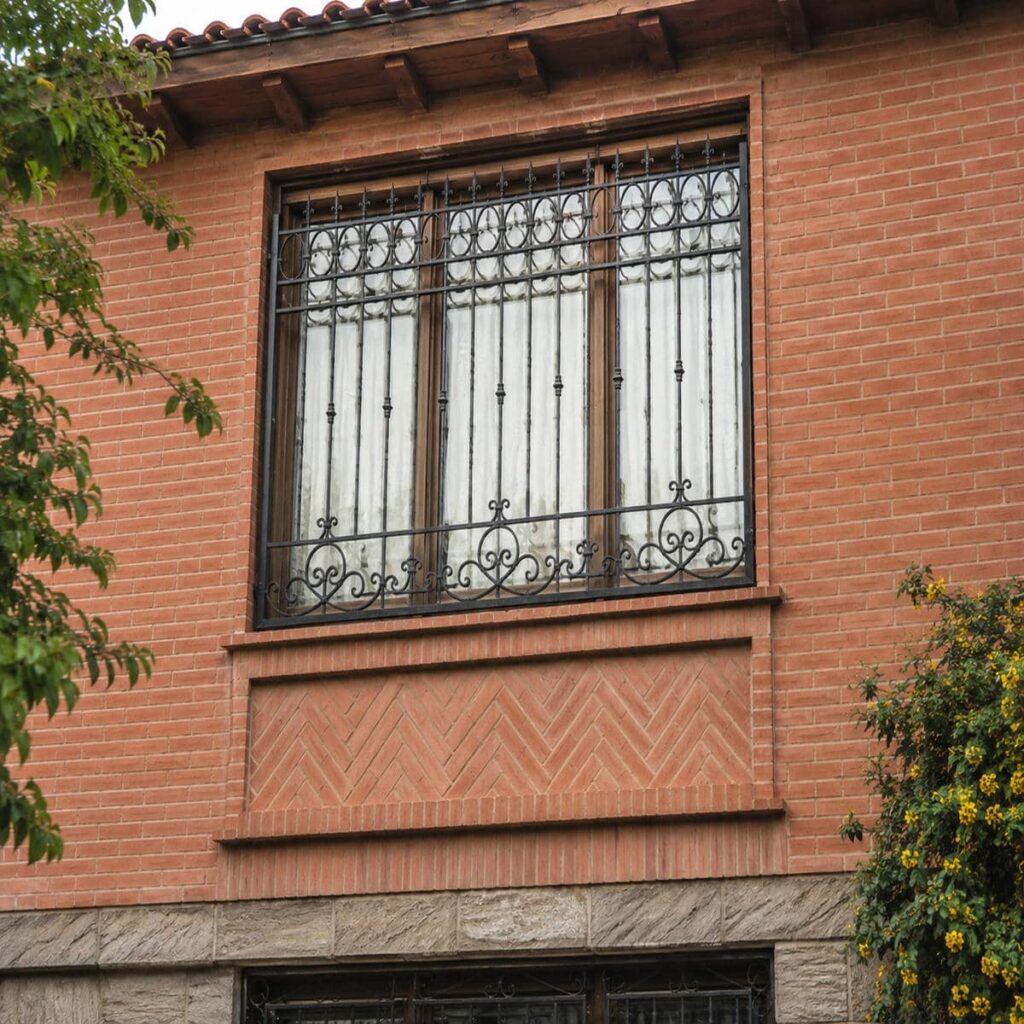خرید حفاظ پنجره پروفیلی با طرح شبکه‌ای منظم