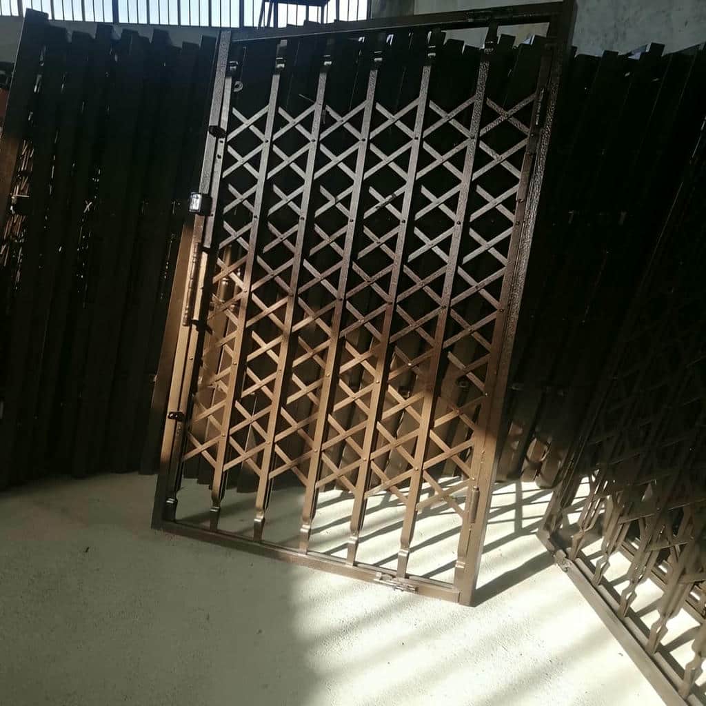 طرح چهار گل درب آکاردئونی تسمه پهن آهنی