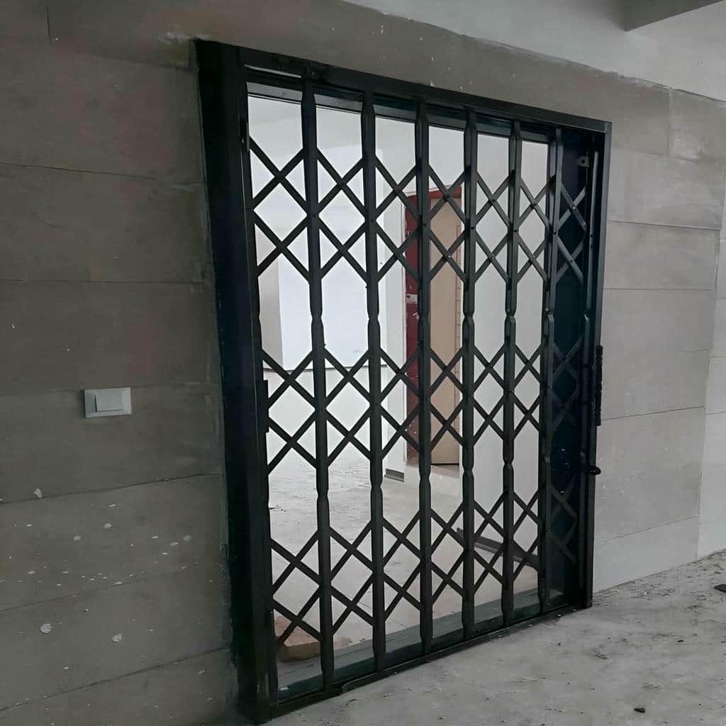 خدمات اندازهگیری حفاظ پشت درب آپارتمان ریلی