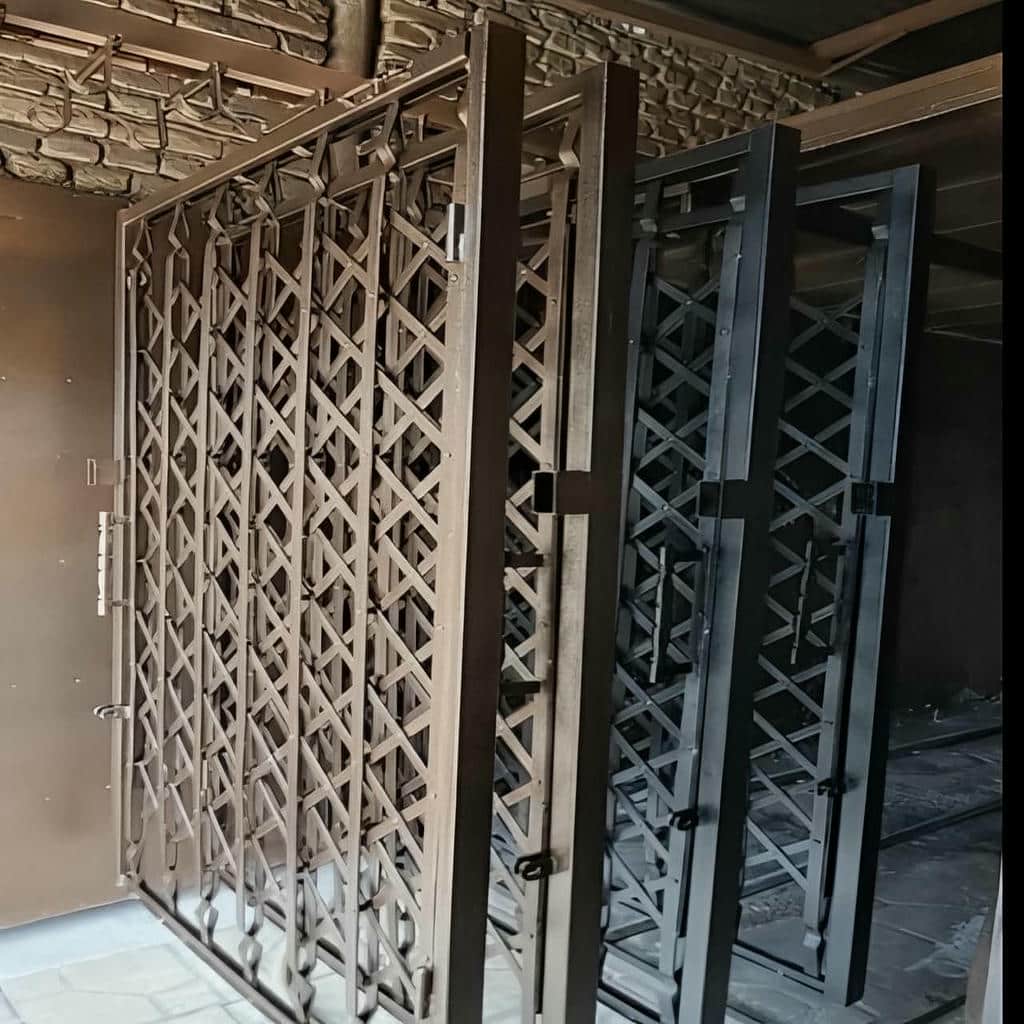 طرح ساده درب آکاردئونی مشکی طلایی